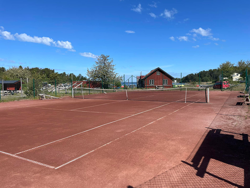 Bild över en tennisbana utomhus.